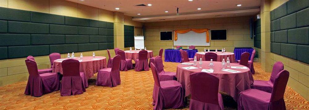 Courtyard Hotel 1Borneo Kota Kinabalu Exterior foto